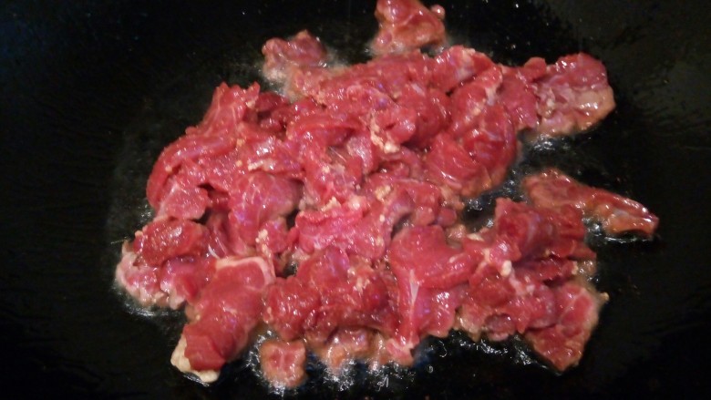 腌白菜炒牛肉,锅里多加一点油,下蒜泥炒香,加入腌制好的牛肉入锅