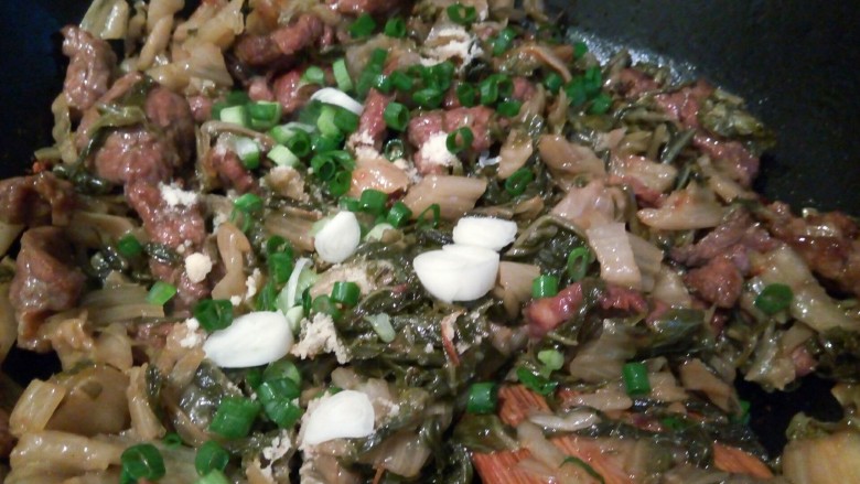 腌白菜炒牛肉,加点白糖、鸡粉就可以,因为白菜是咸的,不需要再加盐了,出锅放点<a style='color:red;display:inline-block;' href='/shicai/ 3250'>葱</a>花,翻炒均匀、下饭菜就做好了