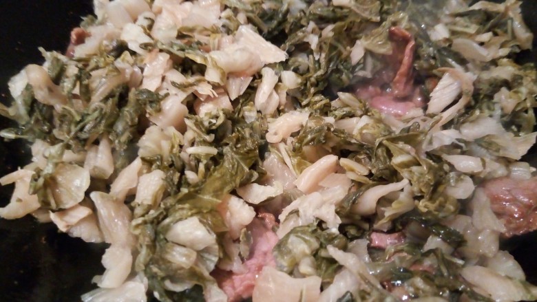 腌白菜炒牛肉,加入酸白菜翻炒,酸白菜提前切碎、多漂洗几次,不然有点咸、一次多炒了一点,下泡饭吃最好了,也可以拿来下面条吃也是不错的选择