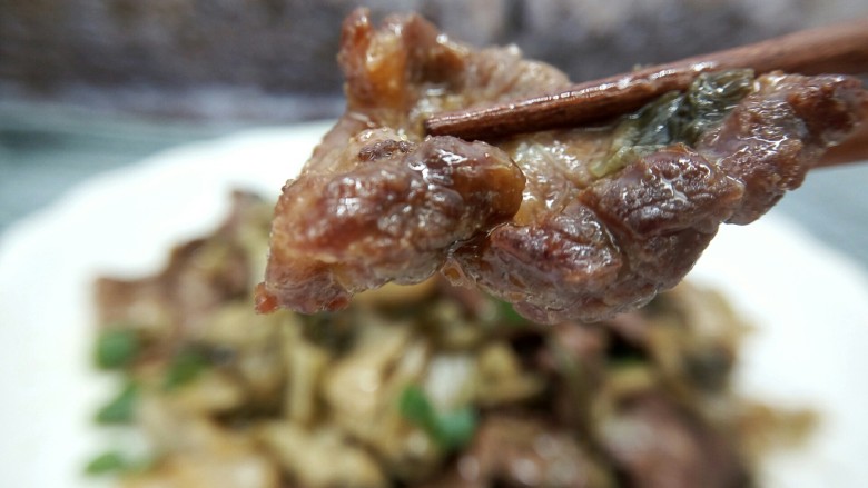 腌白菜炒牛肉,酸香爽脆的腌白菜炒牛肉就可以端上桌跟泡饭一起品尝,记得泡饭要多煮一点,实在是太下饭了,这个酸白菜是上次回老家婆婆给带的,她老人家做的酸白菜比别家的就是不一样,微微一点点的酸香,还脆,平时婆婆还拿它来做酸菜鱼,那汤汁更是不得了的香,只有自己品尝过才懂得酸菜的灵魂所在。