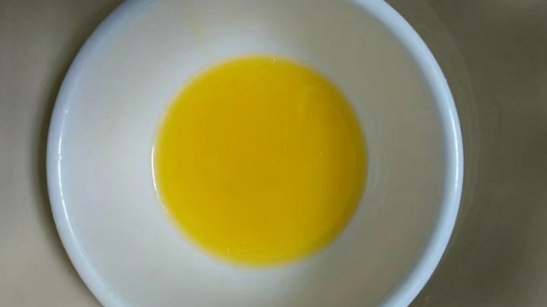 萌萌小鸡蛋糕,<a style='color:red;display:inline-block;' href='/shicai/ 887'>黄油</a>隔水融化。