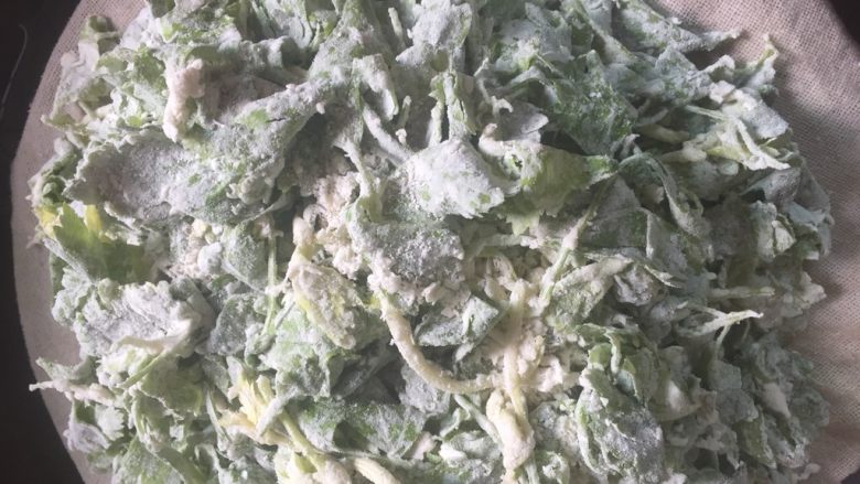 蒸芹菜叶,把芹菜叶放到蒸盘上上笼蒸熟,上气后蒸八分钟即可