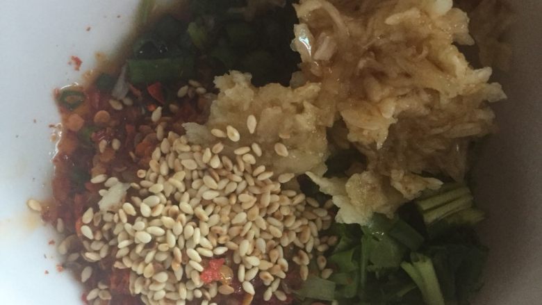 蒸芹菜叶,所有味料在碗内大集合啦!烧少许油浇上面会更香喔