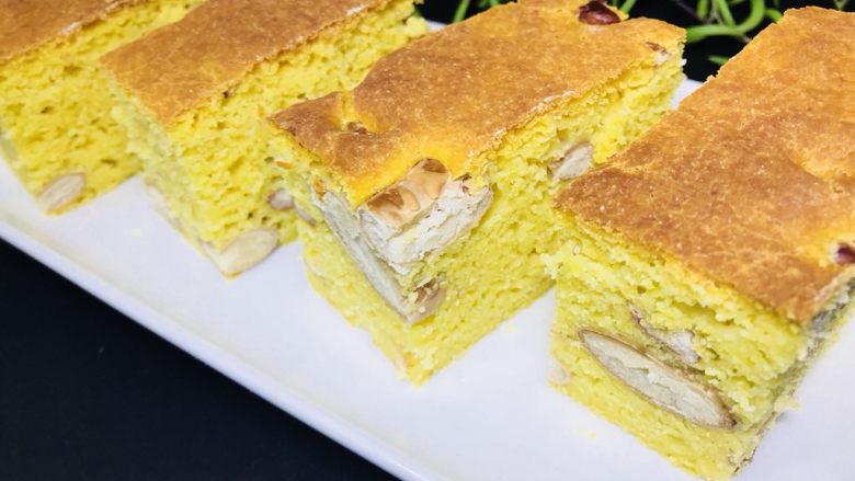 玉米面发糕🌽,凉透后 切成小块。可以冰箱冷冻。