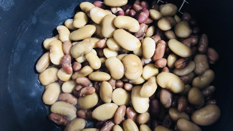 玉米面发糕🌽,电饭锅中 煮粥档 (根据自家锅具调整)煮到豆子熟透