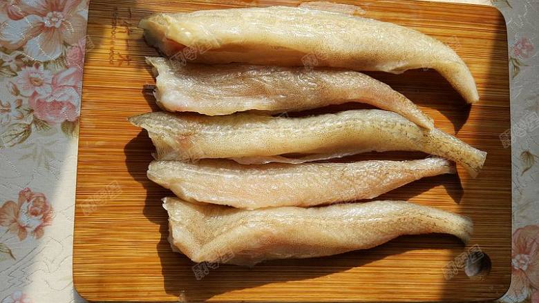 咕咾汁豆腐鱼,解冻的豆腐鱼去掉头尾、鱼鳍,去除内脏