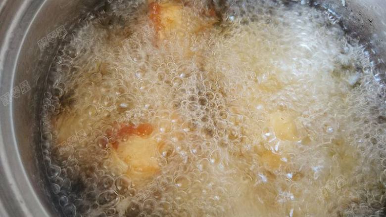咕咾汁豆腐鱼,锅中放油烧到7成热,豆腐鱼块一边裹糊一边下入油锅中