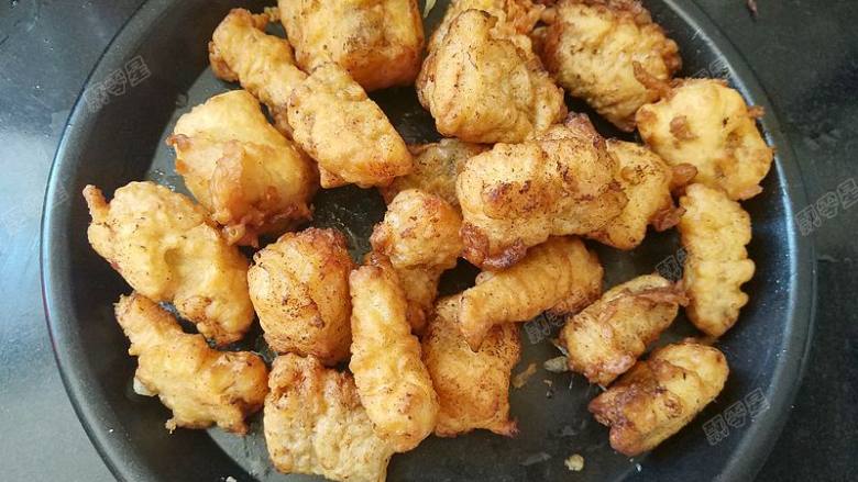 咕咾汁豆腐鱼,炸制金黄酥脆,捞出沥油
