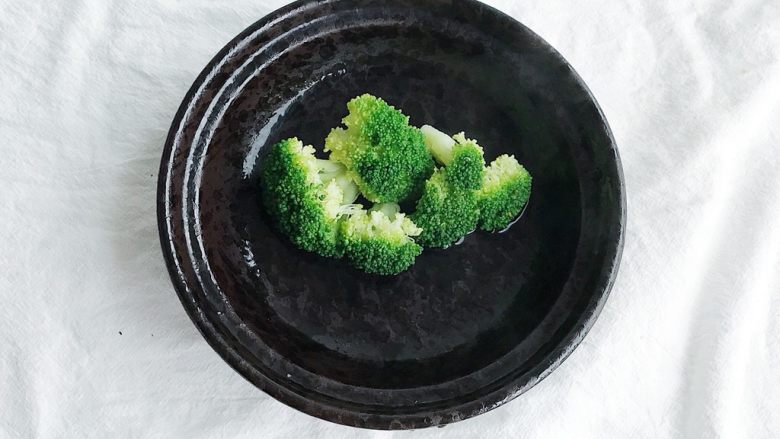 春意盎然之西兰花海苔饭团,将焯熟的西兰花捞出沥干水分(剩下的西兰花可以沾酱油或者简单用蚝油炒一下都还不错)