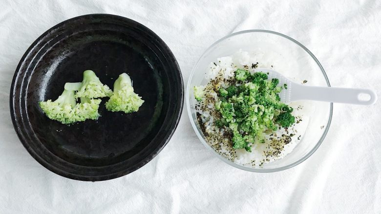 春意盎然之西兰花海苔饭团,将西兰花花穗用辅食剪剪碎