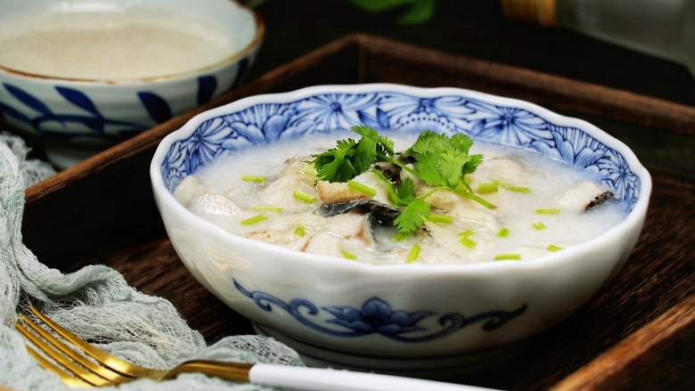 毋米粥无火浸生鱼,在粥中洒上香菜梗和叶点缀一下,粥水很顺滑无米,很适合小朋友。