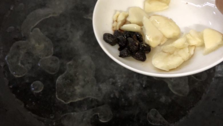 盐水青菜,放<a style='color:red;display:inline-block;' href='/shicai/ 694'>豆豉</a>蒜