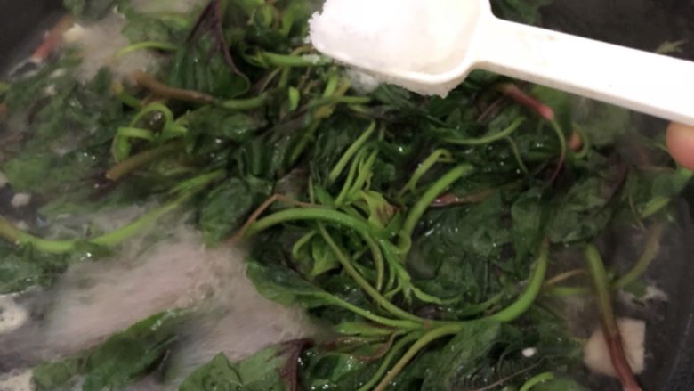 盐水青菜,差不多完成的时候放盐、这样子菜会很好吃