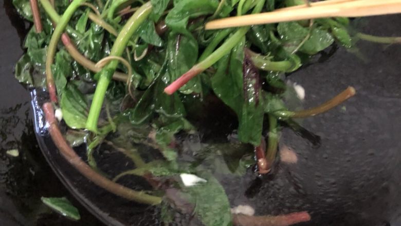 盐水青菜,差不多油都沾满菜翻滚几下用筷子