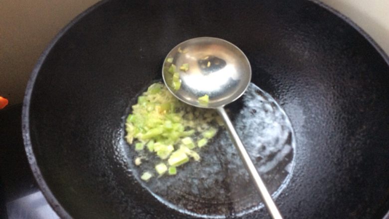 了不起的小番茄+番茄素臊子捞菠菜面,起锅热油,爆香葱姜