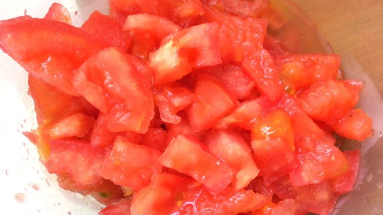 了不起的小番茄+番茄素臊子捞菠菜面,<a style='color:red;display:inline-block;' href='/shicai/ 59'>番茄</a>洗净去皮,切小块