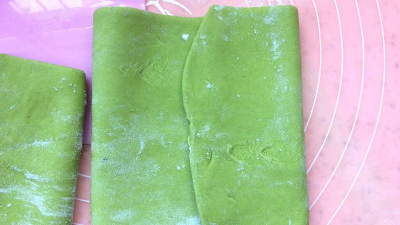 了不起的小番茄+番茄素臊子捞菠菜面,第一档面压的不光滑,压下来两边折起在压,这样反复压3—5次面才会光滑筋道,