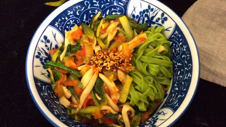 了不起的小番茄+番茄素臊子捞菠菜面,舀一勺臊子,放上少许醋,油泼辣子,一碗香喷喷,爽滑筋道的素臊子捞面就好了