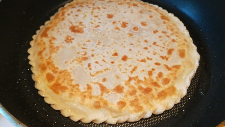 猪肉白菜大馅饼,两面都煎制金黄花点,上花很均匀。