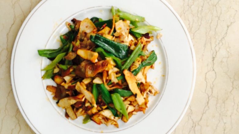 芹菜豆干回锅肉,回锅肉是喜欢川菜吃货们必备的单品,趁热食用才能口感好,