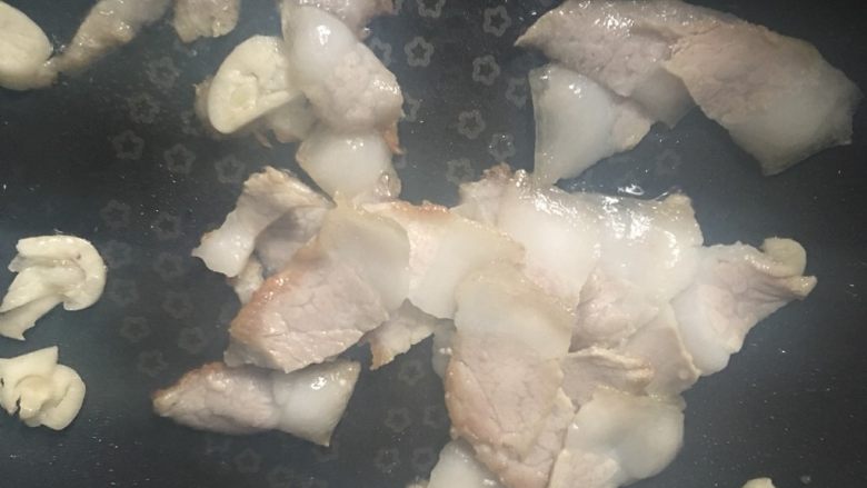 芹菜豆干回锅肉,大火烧热锅后,放入五花肉翻炒,把肥肉爆出油来,肥肉爆了油才不腻嘴,当然也不要爆油太厉害,爆油太多,肉就干了成了油糟。