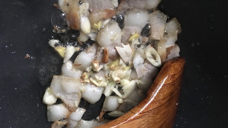 芹菜豆干回锅肉,五花肉爆出油后,就小火加入蒜酱粒爆香。