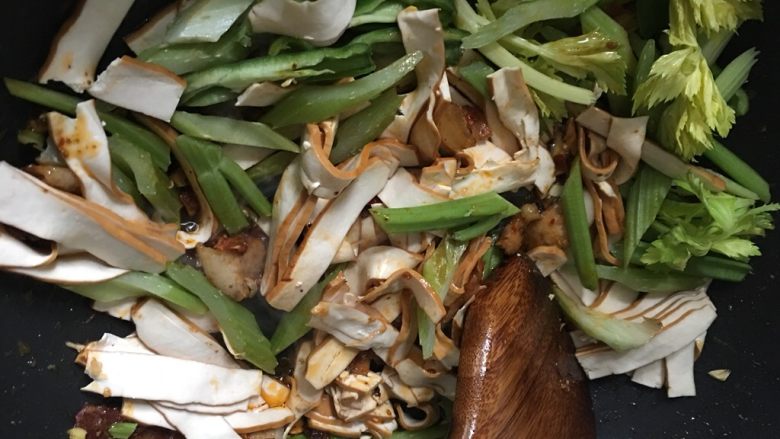 芹菜豆干回锅肉,倒入豆干、芹菜大火爆炒,炒至豆干和芹菜熟了,再肉片回锅一起翻炒均匀。这一步也是回锅肉名字如此得来的。