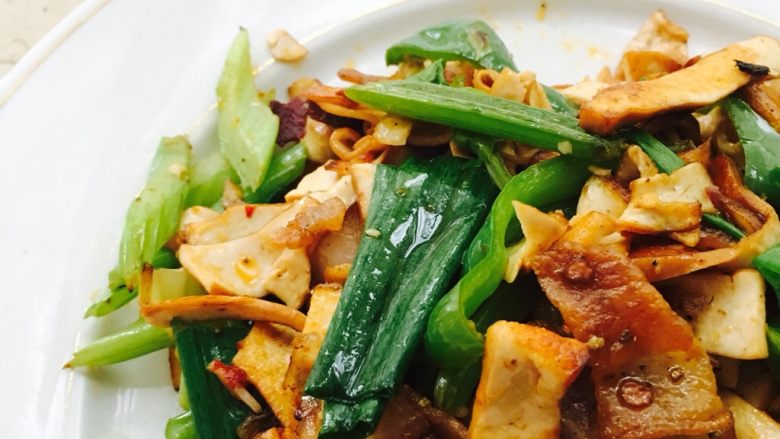 芹菜豆干回锅肉,五花猪肉做成回锅肉肥而不腻,味道香浓。