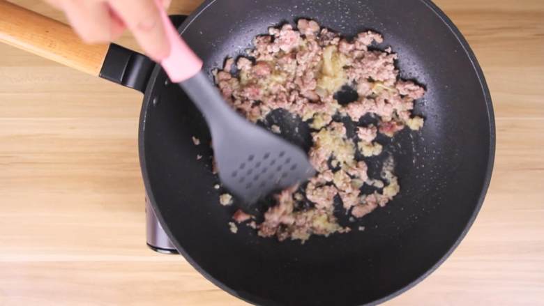 鱼香茄子煲,热锅多下些油,下蒜蓉、肉末煸炒香