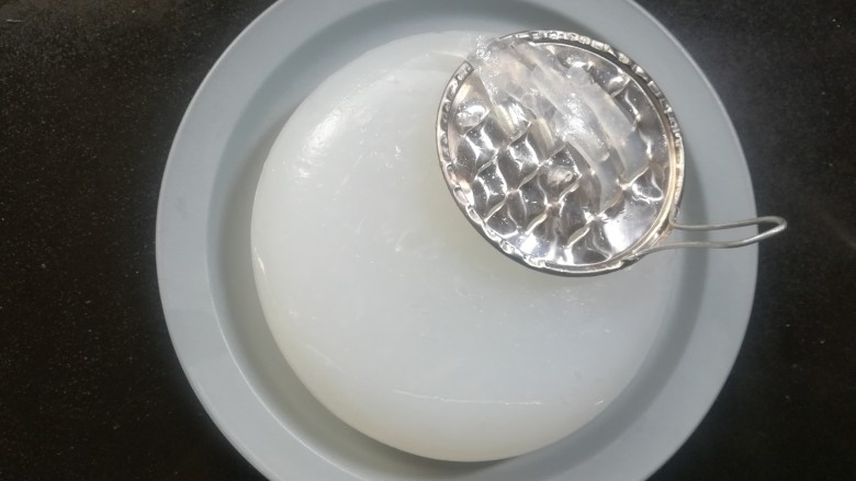 自制爽口凉粉,用刨子刨成细丝，也可以用刀切成自己喜欢的形状，块、条都行。