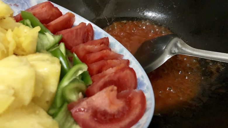 了不起的小番茄+酸甜咕噜肉(里脊肉),煮开后加入菠萝、番茄、青椒翻炒几下,然后关火