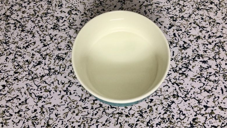 了不起的小番茄+酸甜咕噜肉(里脊肉),三分之一碗的水,大概一汤匙的淀粉,搅拌待用