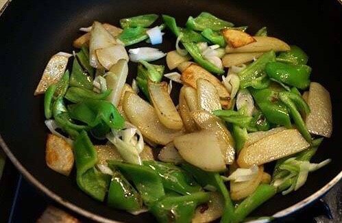 香肠炒花菜,再放葱花煸炒出香味,再放尖椒煸炒变色(之所以先土豆再将葱和辣椒爆香,是因为土豆部好熟,而且葱和辣椒炒久了会焦)
