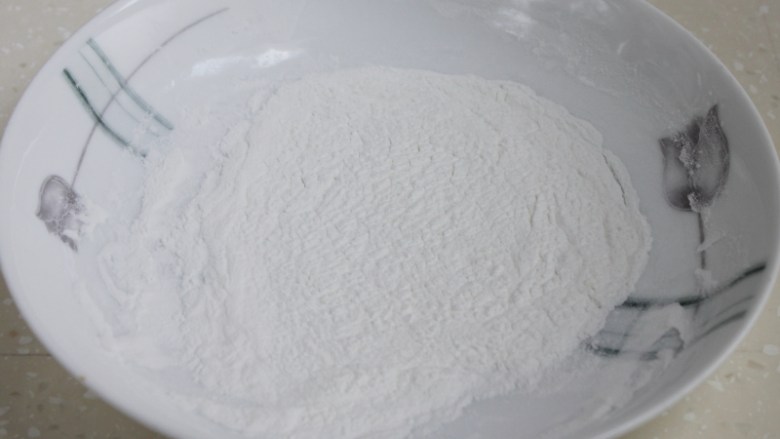 枣泥山药糕,取一些糯米粉,或粘米粉、玉米淀粉、藕粉都可以啊,用微波炉叮3-4分钟断生。