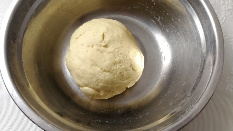 玉米面饺子,揉成没有干粉的面团,盖保鲜膜静置20分钟。