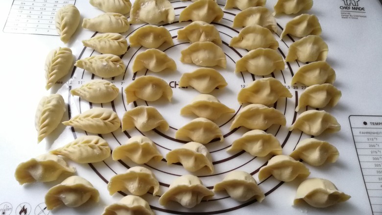 玉米面饺子,放入内馅,包成自己喜欢的形状。