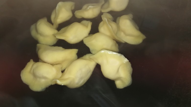 玉米面饺子,煮饺子,点三次冷水煮熟即可。