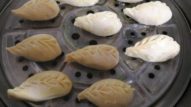 玉米面饺子,锅里放热水,层皮上面抹少量油,将饺子放入,大火蒸10分钟。
