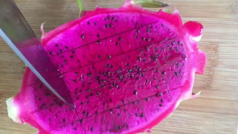 彩色思慕雪系列之妖艳的火龙果,<a style='color:red;display:inline-block;' href='/shicai/ 608'>火龙果</a>半只用刀切成小块、<a style='color:red;display:inline-block;' href='/shicai/ 610'>香蕉</a>掰小块