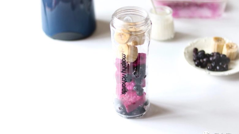 彩色思慕雪系列之妖艳的火龙果,料理杯内加入冷冻过的莓果及水果、<a style='color:red;display:inline-block;' href='/shicai/ 12035'>冰块</a>冻