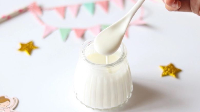 彩色思慕雪系列之妖艳的火龙果,料理杯内加入冷冻过的莓果及水果、冰块