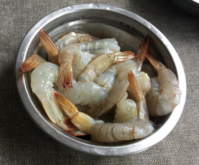琵琶虾,<a style='color:red;display:inline-block;' href='/shicai/ 296'>大虾</a>去壳留虾尾,洗净