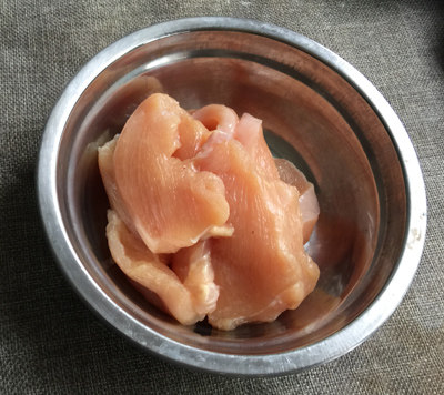 琵琶虾,<a style='color:red;display:inline-block;' href='/shicai/ 5885'>鸡脯肉</a>洗净,除去筋膜,切厚片