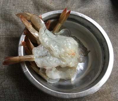 琵琶虾,大虾葱背部划一刀,除去沙线,用盐、胡椒粉腌渍