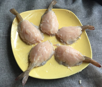 琵琶虾,放上鸡茸,做成琵琶形状