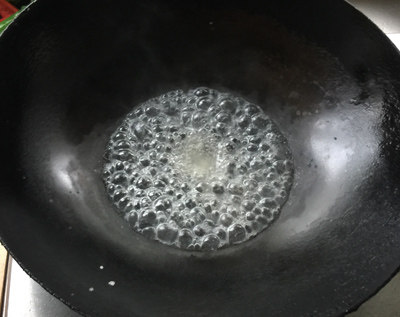 琵琶虾,高汤、盐、料酒、鸡精烧沸,用水淀粉勾芡