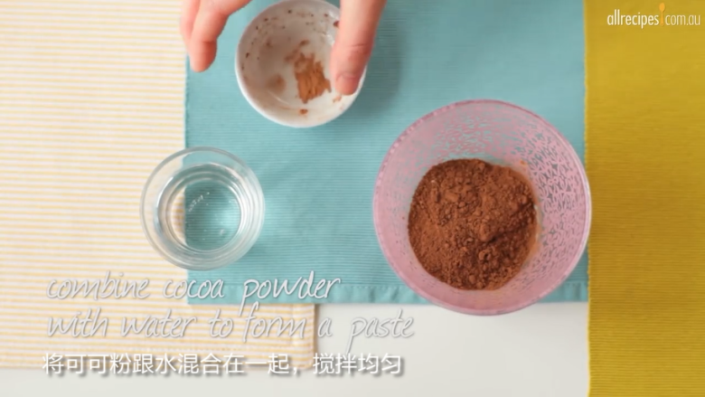 纸杯蛋糕,<a style='color:red;display:inline-block;' href='/shicai/ 920'>可可粉</a>混合少许的水,化开成糊并避免颗粒状
