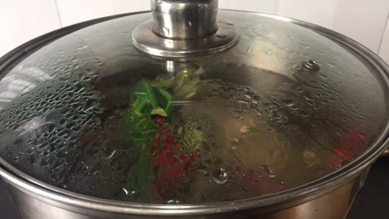 夏日凉菜—白切猪肘,大火炒开,小火慢炖差不多50分钟至1小时,用筷子轻松插进去就可以了