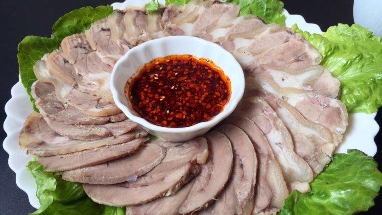 夏日凉菜—白切猪肘,端上桌,品尝一口,肉质脆嫩,鲜香适口