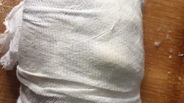 夏日凉菜—白切猪肘,用纱布包裹用绳子扎起来,在用重物压住4小时即可放入冰箱冷藏,主要是去除一部分汤汁油脂和让肉质更紧实,你也可以用保鲜膜包裹成圆形放入冰箱冷藏
